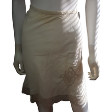 Load image into Gallery viewer, 1950s Vintage Skirt Slip size M
