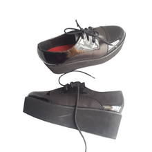 Load image into Gallery viewer, Steve Madden Patent Leather Flatforms Heels size 6
