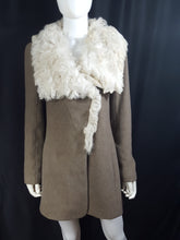 Load image into Gallery viewer, Online Vintage Shop, Vintage Clothing Boutique, Vintage, Women&#39;s Clothing, Seconhand, Distressed Vintage Designs, Sustainable Fashion
